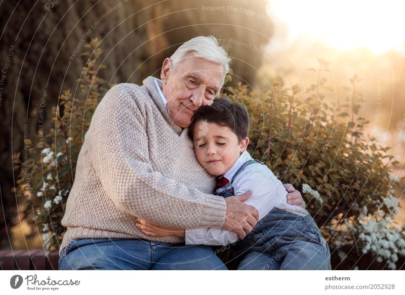 Porträt von Großvater und Enkel bei der Umarmung Lifestyle Mensch maskulin Kind Kleinkind Junge Großeltern Senior Familie & Verwandtschaft Freundschaft Kindheit