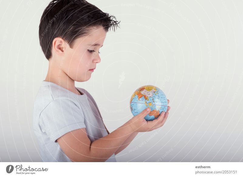 Junge schaut auf einen Spielzeugglobus. Kind hält Erde in den Händen Lifestyle Mensch maskulin Kleinkind Kindheit 3-8 Jahre Kugel Globus