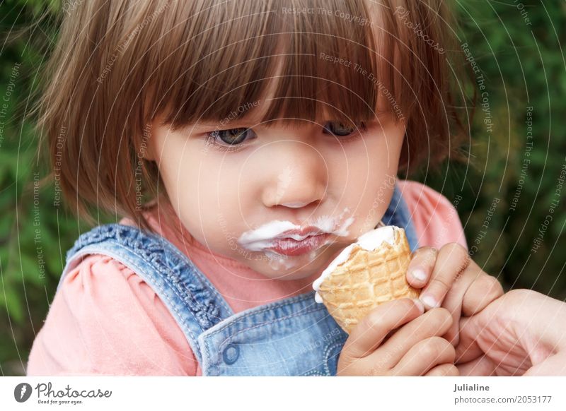 Nettes Mädchen essen Eiscreme im Sommer Speiseeis Süßwaren Essen Mittagessen Kind Baby Frau Erwachsene 1 Mensch 1-3 Jahre Kleinkind Park blond rothaarig