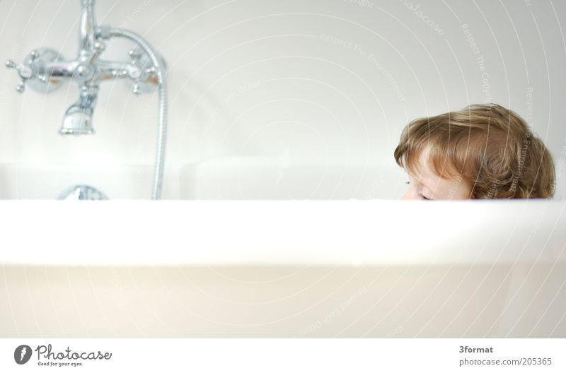 BAD Körperpflege harmonisch Wohlgefühl Häusliches Leben Badewanne Kind Kleinkind Kopf Haare & Frisuren 1 Mensch 1-3 Jahre Schwimmen & Baden Denken sitzen warten