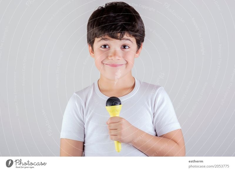 Junge singt zum Mikrofon Lifestyle Freude Freizeit & Hobby Mensch Kind Kleinkind Kindheit 1 3-8 Jahre Theaterschauspiel Musik Sänger Lächeln lachen Musik hören