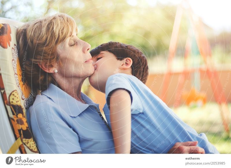Junge, der seine Großmutter küsst Lifestyle Wellness Mensch Kind Kleinkind Mädchen Frau Erwachsene Großeltern Senior Familie & Verwandtschaft Kindheit Leben 2
