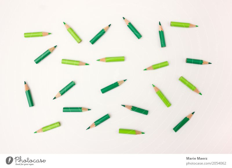 Rumliegen Schreibwaren Schreibstift beobachten Zusammensein viele grün Bewegung chaotisch planen Teamwork Dynamik Koordination unordentlich Farbfoto