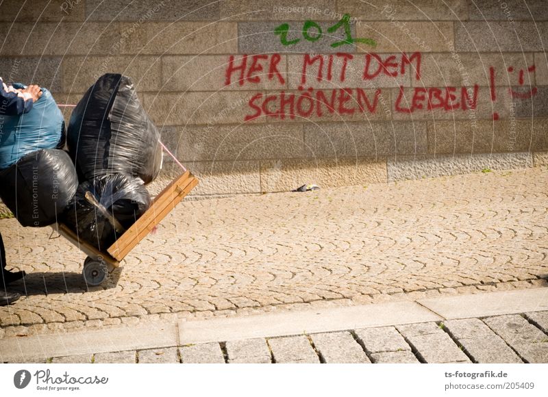 Kein Mensch ist illegal! Obdachlose Arbeitslosigkeit 1 Mauer Wand Wege & Pfade Schriftzeichen Graffiti Schubkarre Sack Müllsack Sackkarre Ungerechtigkeit