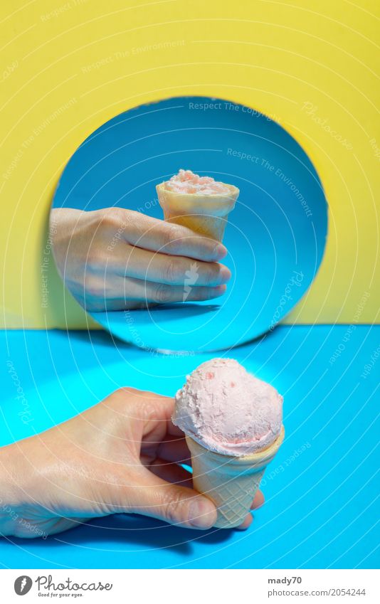 Eiscreme in einer Waffel und Reflexion im Spiegel Frucht Dessert Speiseeis Sommer Werkzeug Finger Blick außergewöhnlich Coolness frisch lecker natürlich weich