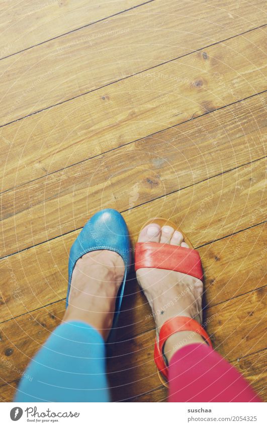 mehr abwechslung2 Fuß Zehen Schuhe Sandale Damenschuhe Holzfußboden blau rot falsch Abwechslung verrückt Alzheimer Irritation außergewöhnlich Mut Freude Unsinn