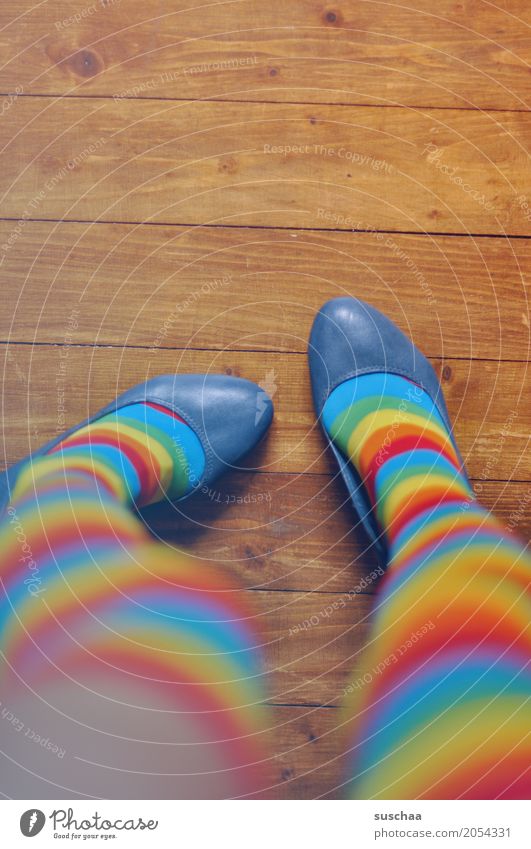 geringelt Fuß Beine Schuhe Strümpfe Bodenbelag Holzfußboden mehrfarbig verrückt außergewöhnlich Pippi Langstrumpf x-beinig stehen gestreift Ringelsocken Stil