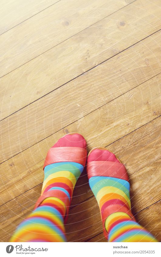bunt Fuß Schuhe Sandale Zehen Holzfußboden Bodenbelag stehen gestreift Ringelsocken verrückt mehrfarbig Stil Mode geschmacksverirrung