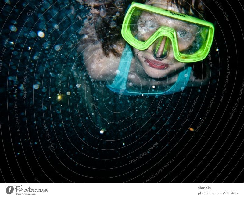verschwommen Sommerurlaub Wassersport tauchen Kind Mädchen kalt Taucherbrille beschlagen diffus trüb auftauchen Perspektive Blick erstaunt Luftblase neonfarbig