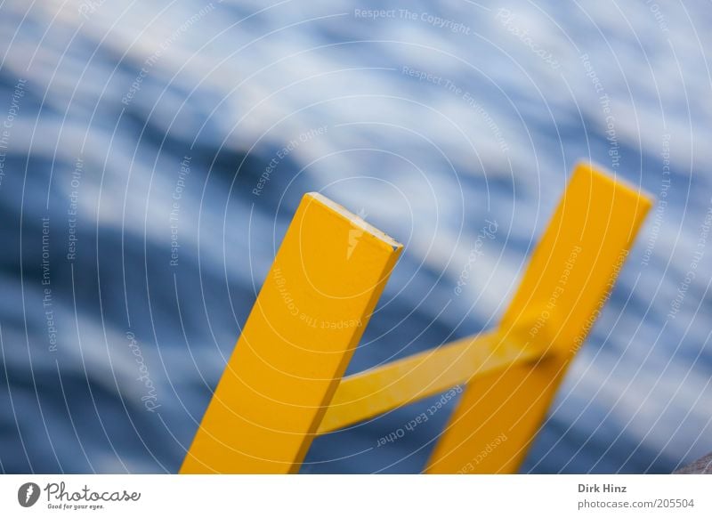 Über "Gelb" gehts hinab Meer Wellen Wirtschaft Gesundheitswesen Sicherheit Sicherheitskontrolle Leiter Urelemente Wasser Küste Menschenleer Hafen Metall Zeichen