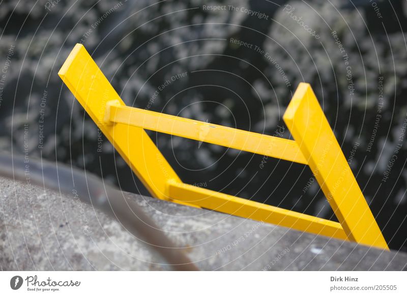 Gelber Retter Baustelle Küste Ostsee Meer Menschenleer Stahl Wasser Zeichen Schilder & Markierungen hoch gelb grau Sicherheit Schutz Hilfsbereitschaft Angst