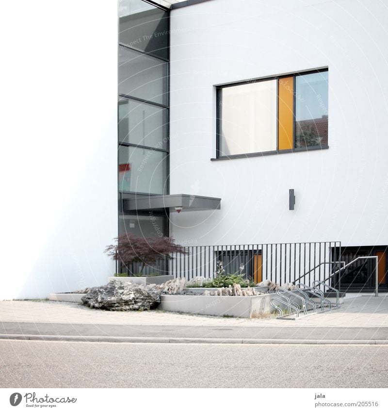 neubau Haus Bauwerk Gebäude Architektur Fassade Fenster Tür Geländer modern Sauberkeit grau weiß Wege & Pfade Farbfoto Außenaufnahme Menschenleer Tag