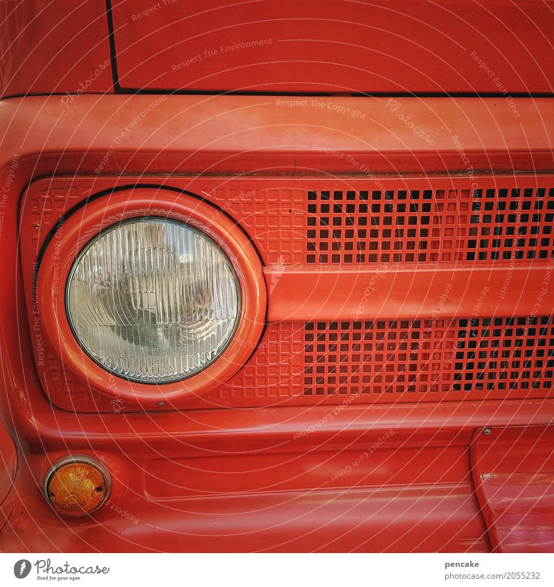 risiko | rettung naht! Fahrzeug Oldtimer Zeichen heiß Feuerwehrauto rot brennen Brand Erste Hilfe löschen retten Rettung Farbfoto Außenaufnahme Nahaufnahme