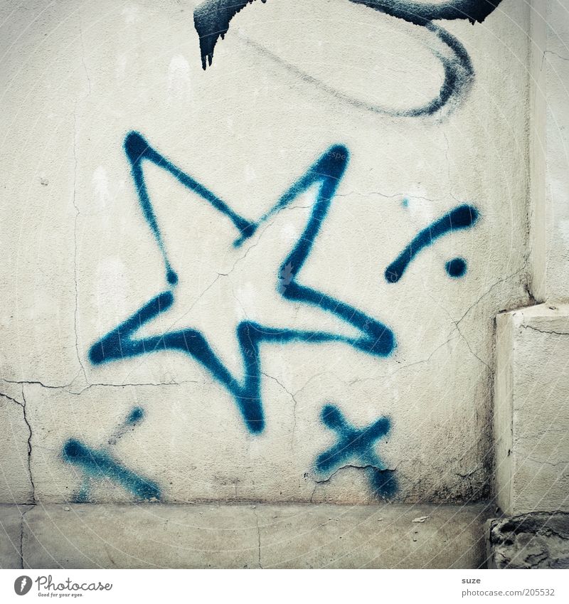 3 Kreuze, 1 Stern Fassade Zeichen Graffiti blau weiß Wand Stern (Symbol) Symbole & Metaphern Schmiererei Putz Kunst Farbfoto Außenaufnahme abstrakt
