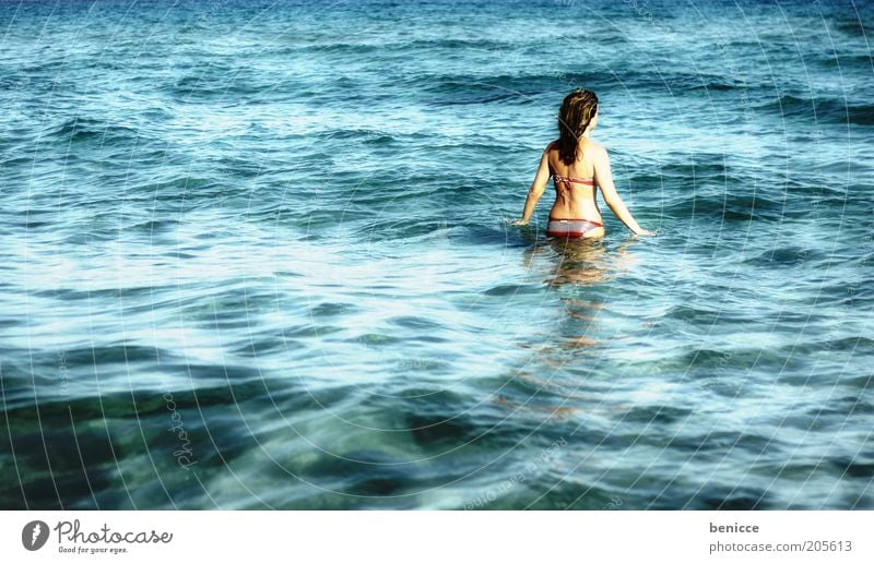 open water Frau Strand Mensch Schwimmen & Baden Meer Ferien & Urlaub & Reisen Bikini Rücken beobachten Einsamkeit mystisch Wasser Reisefotografie Freiheit blau