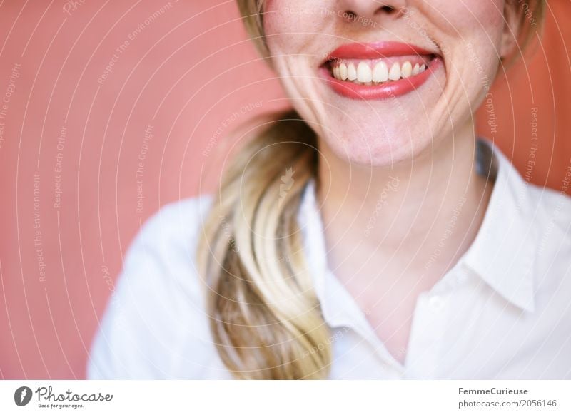 Hello :) feminin Junge Frau Jugendliche Erwachsene 1 Mensch 18-30 Jahre ästhetisch Arzt Zähne Gesundheit gepflegt blond Bluse weiß Zopf selbstbewußt Optimist