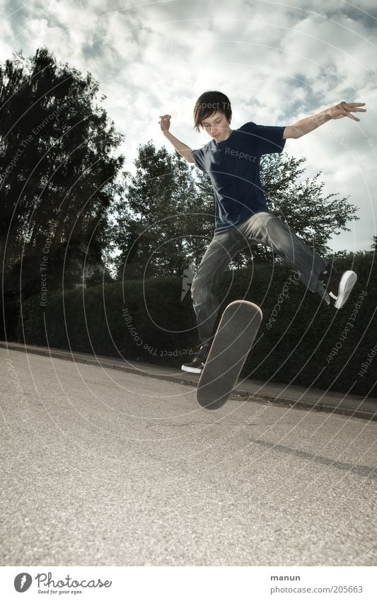 Sk8 Leben Freizeit & Hobby Sport Fitness Sport-Training Funsport Trick Jump Skateboard Skateboarding Kickflip Junge Junger Mann Jugendliche Kindheit Straße