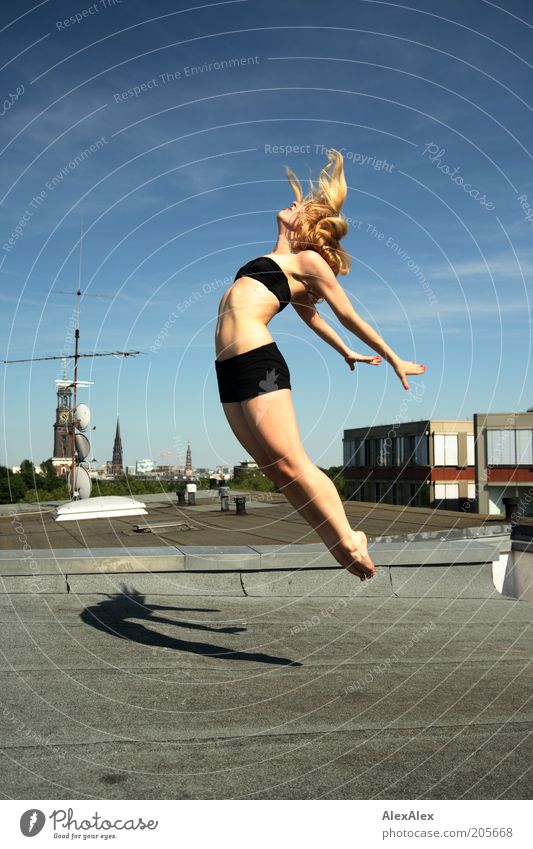 geht durch die luft Freude Leben Dach springen Tanzen Antenne Frau Erwachsene Haare & Frisuren Arme Hand Beine 18-30 Jahre Jugendliche Jugendkultur Luft Himmel