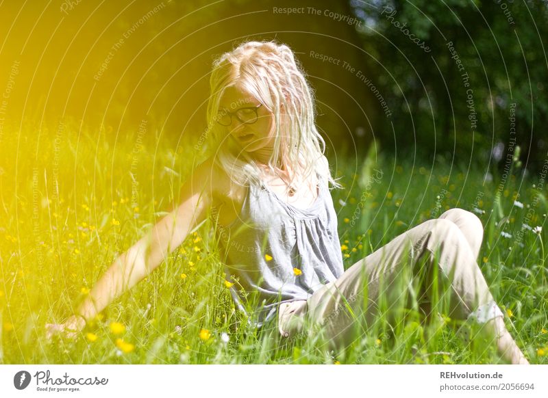Jule | auf der Blumenwiese Mensch feminin Junge Frau Jugendliche 1 18-30 Jahre Erwachsene Umwelt Natur Landschaft Sonne Sommer Schönes Wetter Park Wiese Brille