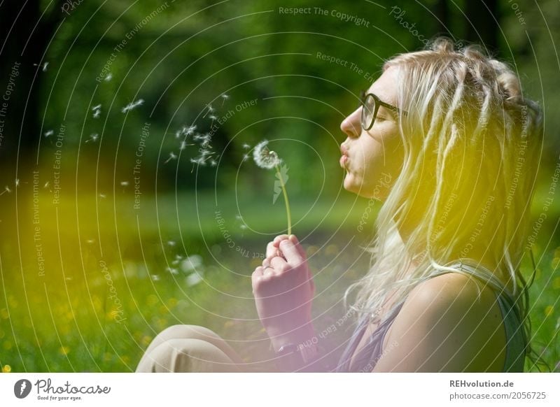 Jule | Pusteblume Mensch feminin Junge Frau Jugendliche Erwachsene Gesicht 1 18-30 Jahre Umwelt Natur Landschaft Sonnenlicht Sommer Blume Blüte Park Wiese