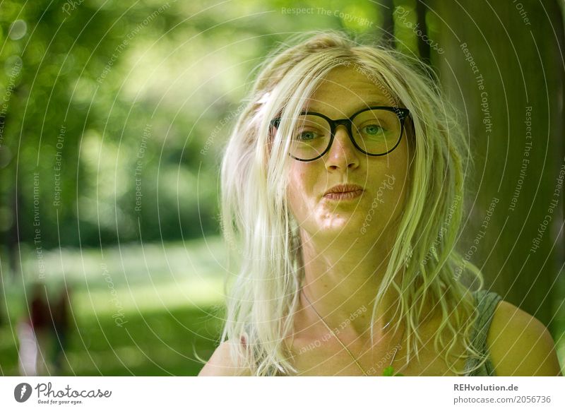 Junge Frau mit dreadlocks Mensch feminin Natur Sommer Gesicht Erwachsene Rastalocken Haare & Frisuren Außenaufnahme Brille Umwelt blond einzigartig trendy grün