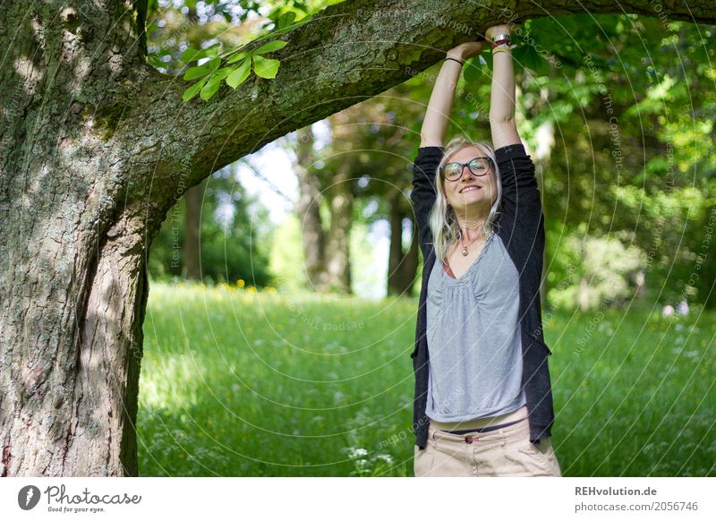 Junge Frau mit Dreads steht an einem Baum Porträt Oberkörper Jugendliche 18-30 Jahre Umwelt Natur Außenaufnahme Glück Fröhlichkeit außergewöhnlich authentisch