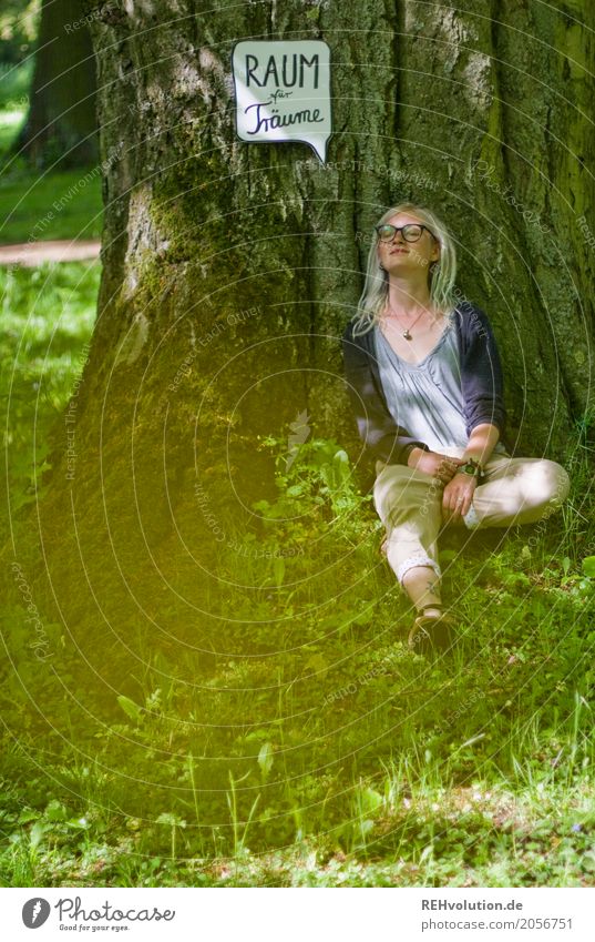 Jule | Raum für Träume Lifestyle Mensch feminin Junge Frau Jugendliche 1 18-30 Jahre Erwachsene Umwelt Natur Landschaft Sommer Baum Garten Park Wiese Brille
