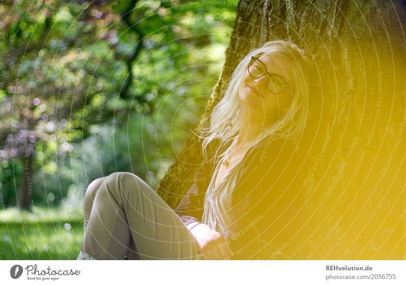 Jule - Junge Frau sitzt an einem Baum Jugendliche Lächeln Glück Freude Haare & Frisuren Erwachsene Farbfoto Außenaufnahme sitzen Denken Rastalocken blond Brille