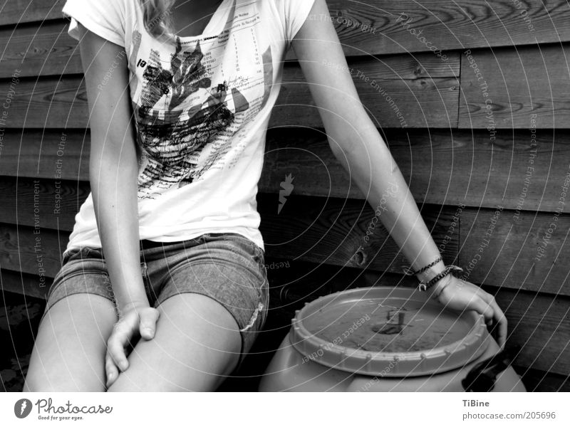 Milena Mensch feminin Junge Frau Jugendliche Arme Beine 1 T-Shirt Jeanshose sitzen ruhig Erholung Schwarzweißfoto Außenaufnahme Abend Kontrast Oberkörper