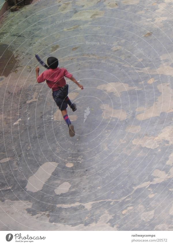 Juhui, die Schule ist aus... Pause springen Indien Delhi Mensch Schüler Schuluniform Kravatte rennen laufen