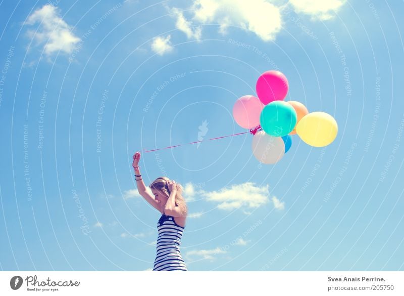 spielspaß. Freude Glück feminin Junge Frau Jugendliche 1 Mensch Wolken blond langhaarig Luftballon festhalten Lächeln leuchten außergewöhnlich dünn blau