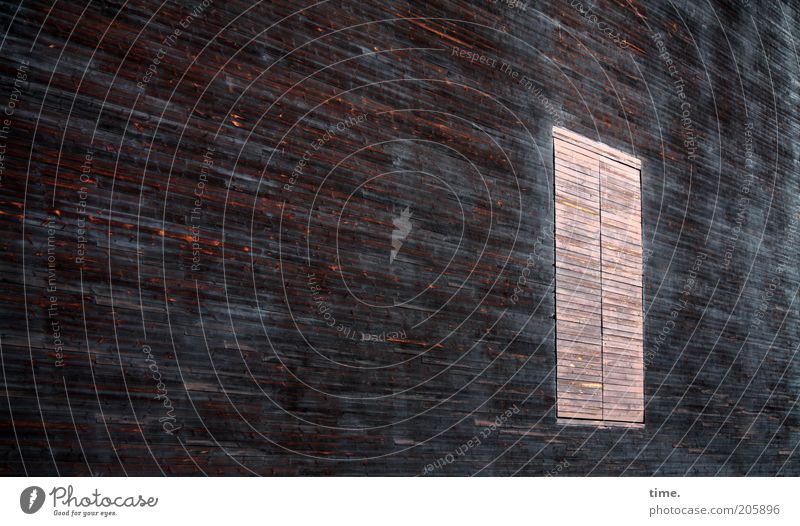 [H10.1] - Geisterhaus Haus Fenster Holz dunkel hell braun Wachsamkeit falsch geheimnisvoll Perspektive Wand Flucht Alptraum geschlossen fensterlos Außenaufnahme