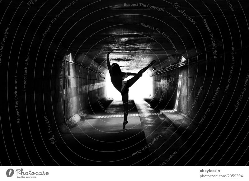 Ballett Lifestyle Sport Mensch Frau Erwachsene 1 18-30 Jahre Jugendliche Kunst Künstler Abenteuer Schwarzweißfoto Detailaufnahme Tag Porträt