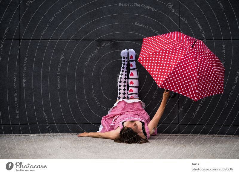 AST10 l Offenbarung Wohlgefühl Zufriedenheit Erholung Mensch feminin Frau Erwachsene Leben Mauer Wand Kleid Strumpfhose Regenschirm Beton gebrauchen liegen