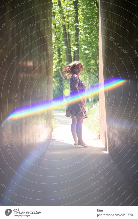 AST 10 l Frau im Tunnel mit Regenbogen Futurismus Raum träumen Licht Erscheinung Aussehen Wand