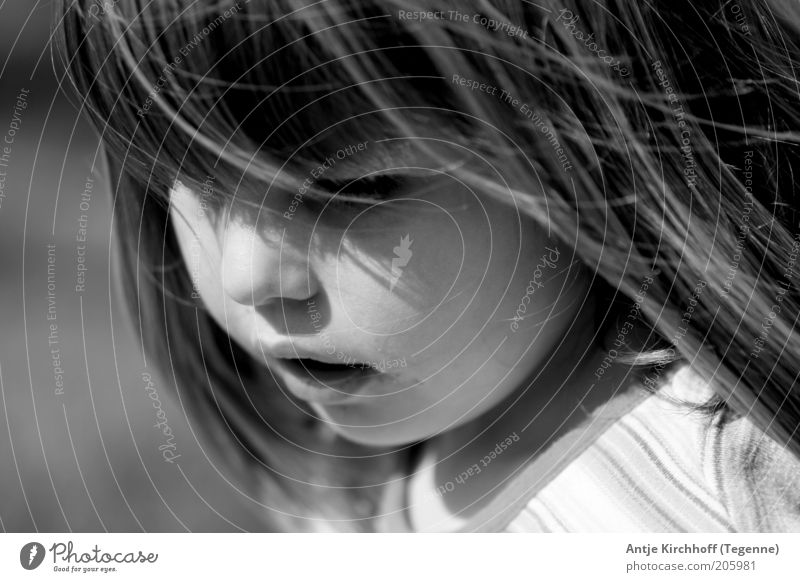 ... Mensch Kind Mädchen Kindheit Gesicht 1 8-13 Jahre Gefühle Geborgenheit schön niedlich Schwarzweißfoto Außenaufnahme Blick nach unten langhaarig Schatten