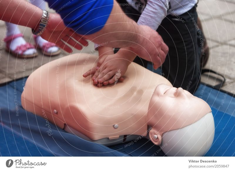 Ausbildung in Erster Hilfe Medikament Leben Massage Schule Arzt Mensch Hand Puppe Herz sparen Kontakt Unterstützung erste Widerbelebung Training Wiederbelebung