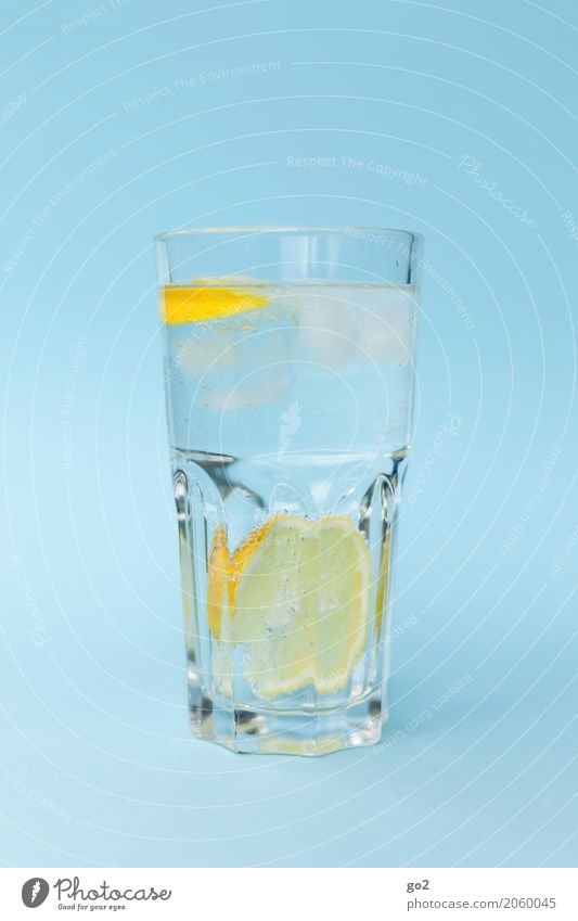 Erfrischung Lebensmittel Zitrone Getränk trinken Erfrischungsgetränk Trinkwasser Limonade Glas Gesundheit Gesunde Ernährung Wellness ästhetisch lecker blau gelb
