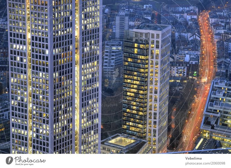 Frankfurt, abends Stadt Stadtzentrum Skyline Hochhaus Bankgebäude Architektur Verkehr Verkehrswege Berufsverkehr Straßenverkehr blau mehrfarbig gelb gold grau