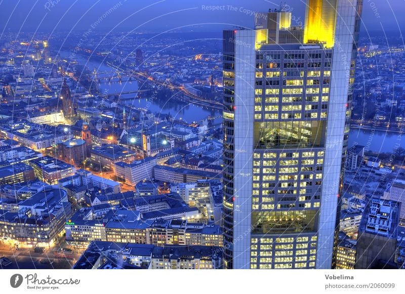 Frankfurt, abends Fluss Stadt Stadtzentrum Skyline Hochhaus Bankgebäude Dom Brücke Architektur blau mehrfarbig gelb gold grau orange Frankfurt am Main Großstadt
