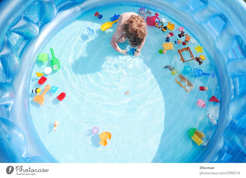 POOL Kinderspiel Kleinkind Haare & Frisuren 1 Mensch 1-3 Jahre Garten entdecken hocken Spielen nass natürlich Neugier niedlich blau mehrfarbig Freude