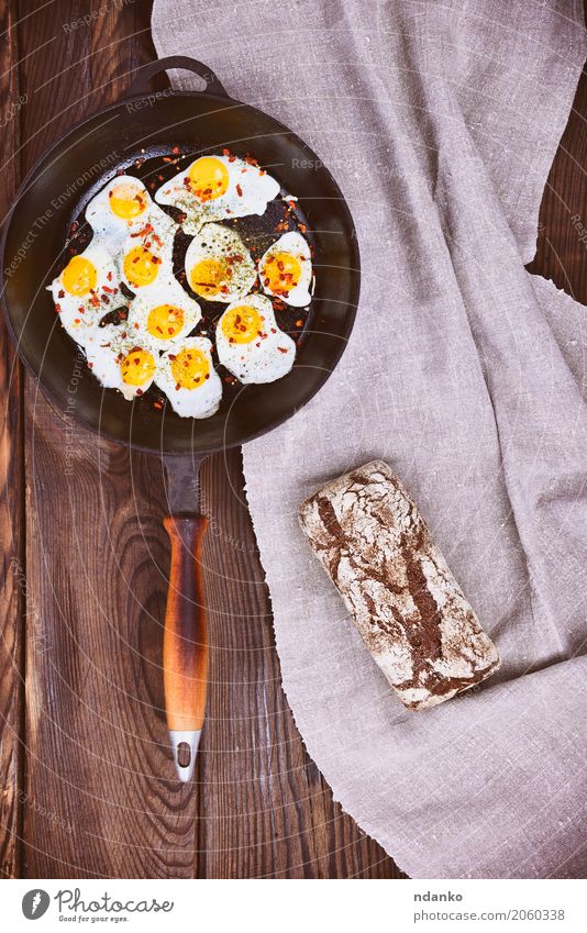 Gebratene Wachteleier in einer Bratpfanne Lebensmittel Brot Essen Frühstück Pfanne Küche natürlich oben retro braun gelb Ei Eigelb Protein Koch altehrwürdig Top