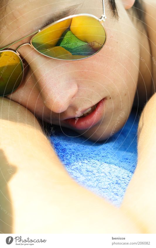 strandpause Mann Jugendliche Sommer liegen Sonnenbrille Brille Sonnenbad Reflexion & Spiegelung Ferien & Urlaub & Reisen Coolness Alkoholisiert schlafen