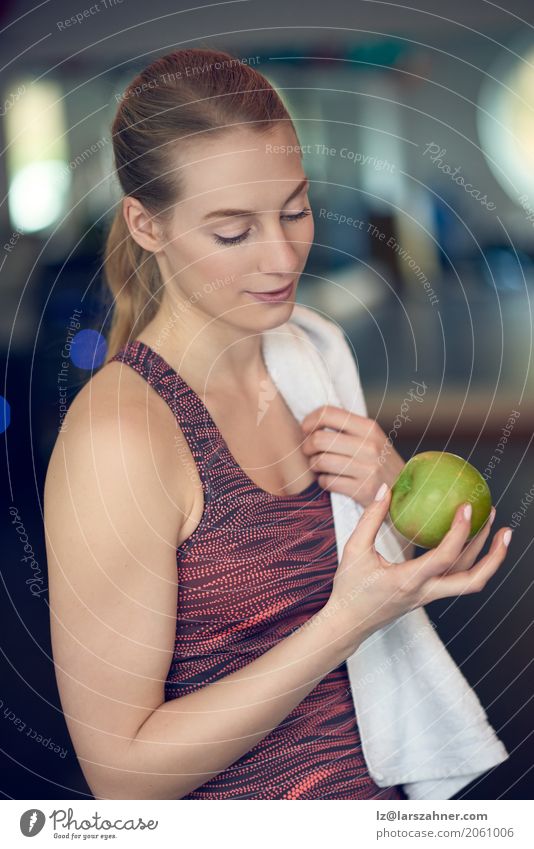 Geeignete sportliche junge Frau, die einen Apfel erwägt Frucht Diät Lifestyle Haut Sport Erwachsene 1 Mensch 18-30 Jahre Jugendliche blond frisch natürlich