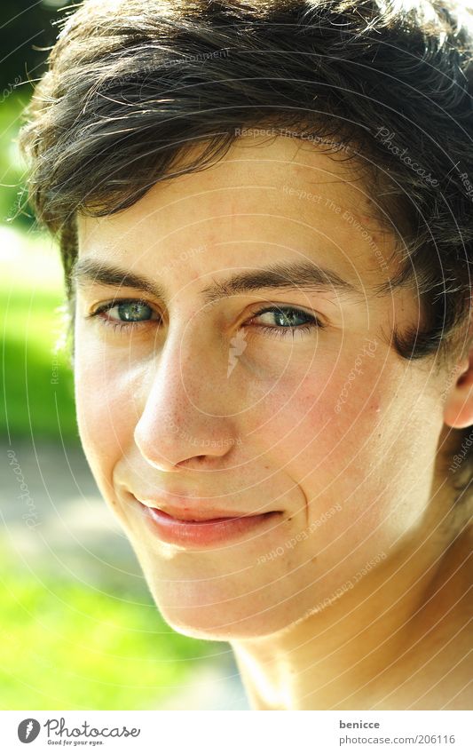 Teeny Mann Jugendliche Sommer lachen Lächeln Porträt Nahaufnahme Blick in die Kamera Freude sympathisch natürlich 18-30 Jahre Schüler Student Gesicht Europäer