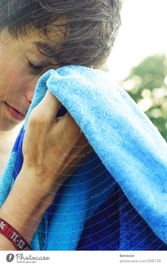 abtrocknen Jugendliche Mensch Sommer Ferien & Urlaub & Reisen Handtuch Kopfschmerzen blau nass Gegenlicht Kurzhaarschnitt kurzhaarig brünett geschlossene Augen