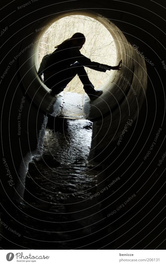 silhouette Silhouette Schatten Gegenlicht Mensch Frau hockend Hockstellung Abwasserkanal Kanal Kanalisation Wasser Bach dunkel rund Loch Höhle Kreis schwarz