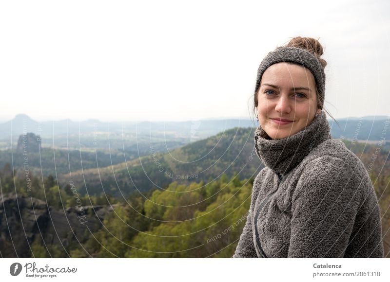 Junge Frau lächelt in die Kamera. Im Hintergrund die Landschaft des Elbsandsteingebirges Ausflug wandern feminin Jugendliche 1 Mensch Himmel Wolken Frühling
