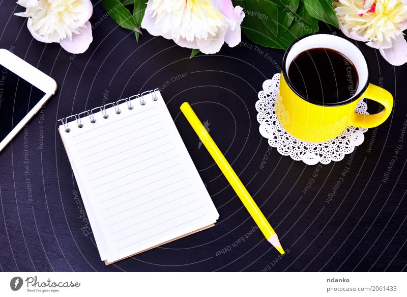 Leeres Notizbuch und gelbe Schale Kaffeetrinken Heißgetränk Tasse Telefon PDA Blume lernen hell rosa schwarz weiß Notebook Bleistift Hintergrund Pfingstrose