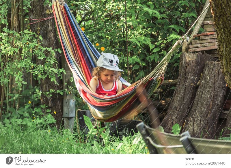 Ein KKleinkind sitzt in einer Hängematte im Garten Zufriedenheit Erholung ruhig Mensch feminin Kind Mädchen Kindheit 1 1-3 Jahre Umwelt Natur Schönes Wetter